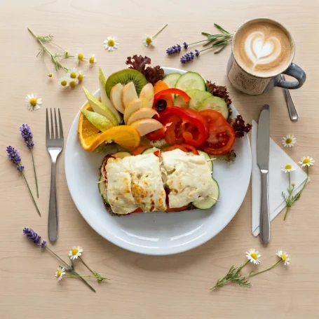 Herzhafte Grüne Schnitte im Café im Hirsch Tübingen: Überbackenes Vollkornbrot mit Schafskäse oder Tofu, reich garniert mit Obst & Gemüse