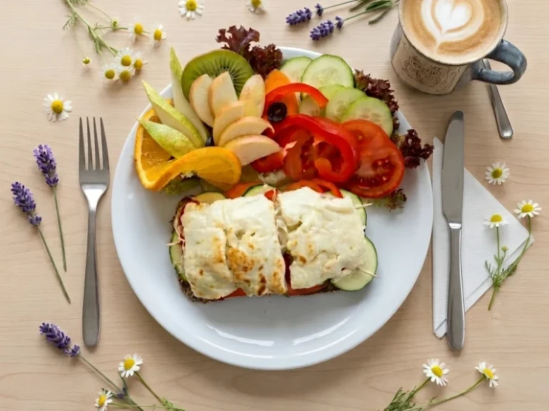 Grüne Schnitte 2 Scheiben Vollkornbrot mit Gemüse belegt und mit Schafskäse überbacken. Reichhaltige Garnitur aus Obst und Gemüse. Café im Hirsch, Tübingen