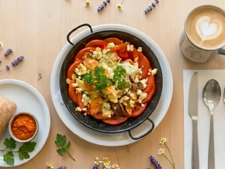 Warmes Gemüsepfännle Pfännchen mit saisonalem Gemüse, überbacken mit Schafskäse, dazu Ciabatta und Ajvar; Café im Hirsch Tübingen