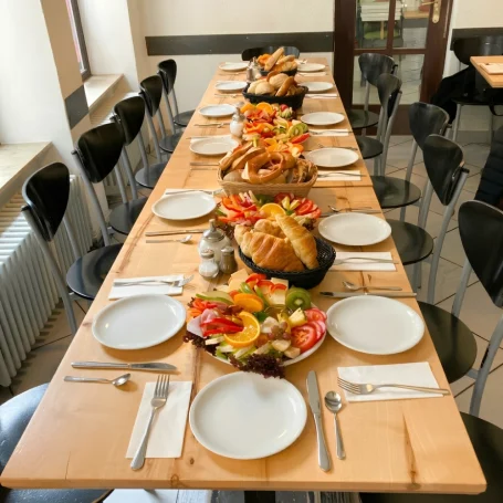 Festlich gedeckte Tafel einer Frühstücks-Reservierung im Café im Hirsch Tübingen - gemeinsames Schlemmern in der Altstadt