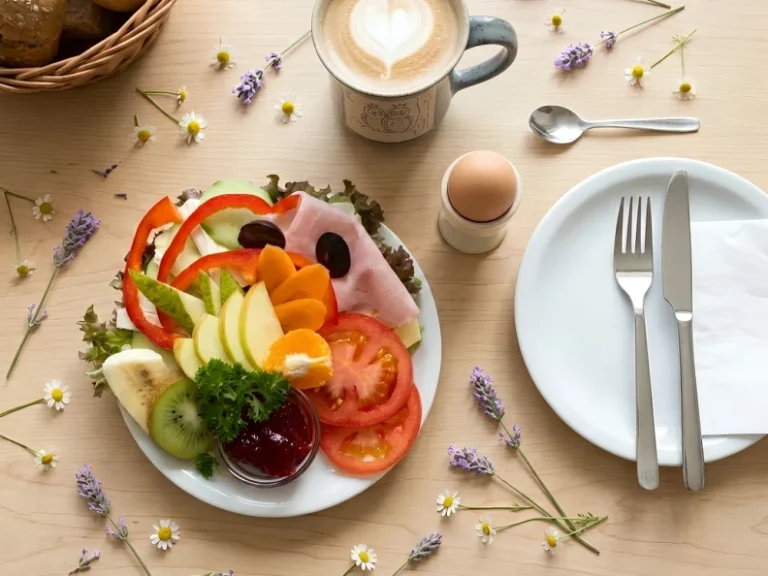Klassisches Frühstück Frühstücksteller mit Brie, Kochschinken, Marmelade & Butter. Reichlich mit Obst & Gemüse garniert; Café im Hirsch, Tübingen