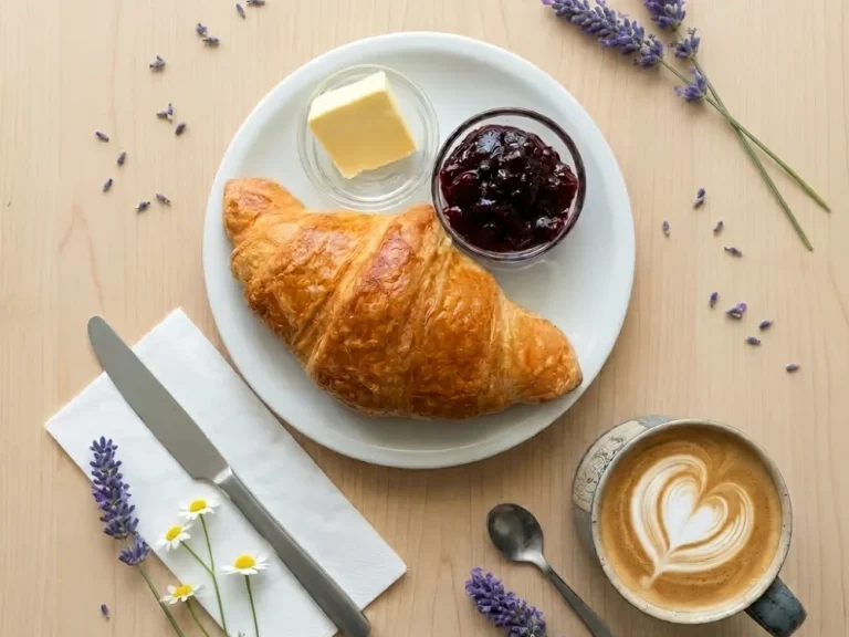 Französisches Frühstück Butter-Croissant mit Butter & Marmelade; dazu ein großes Heißgetränk; Café im Hirsch, Tübingen