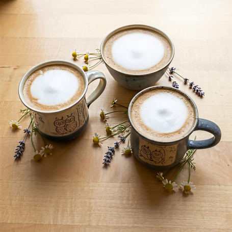 Zwei Tassen & eine Trinkschale mit frischem Milchkaffee im Café Hirsch Tübingen - unsere beliebten handgetöpferten "Hirsch"-Tassen